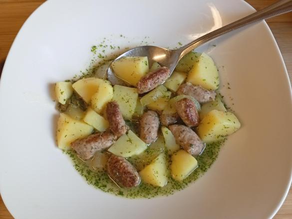 Eingebrante Kartoffeln mit Gurken und Bratwurst