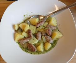 Eingebrannte Kartoffeln mit Gurken und Bratwurst