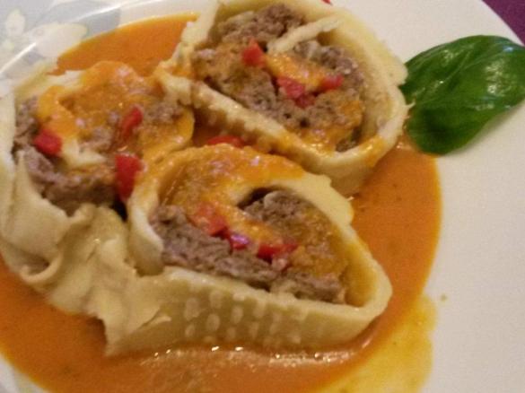 Nudelrolle gefüllt mit Hackfleisch und Paprika