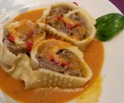 Nudelrolle gefüllt mit Hackfleisch und Paprika