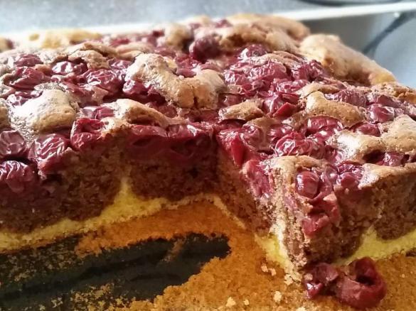 Weiß-brauner Kirschkuchen