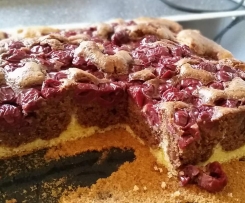 Weiß-brauner Kirschkuchen