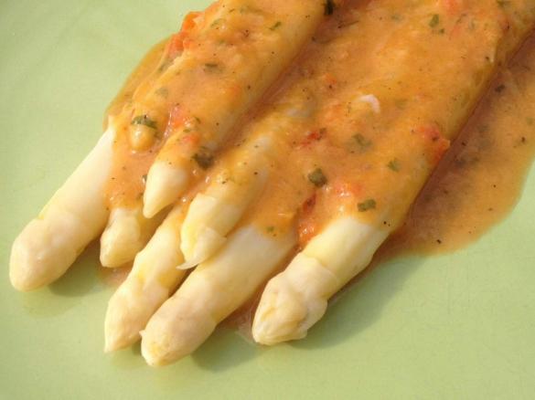 frisches Tomaten-Basilikum Vinaigrette zu Spargel