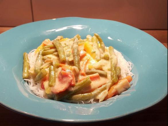 Kokos Cashew Gemüse mit Asia Reisnudeln, vegan & glutenfrei