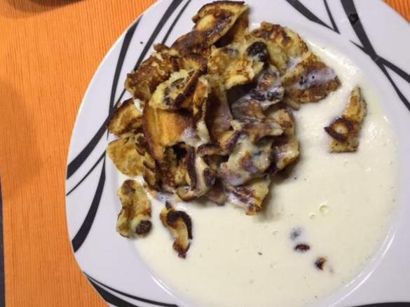 Kaiserschmarren mit Rosinen, Mandeln und Vanillesauce