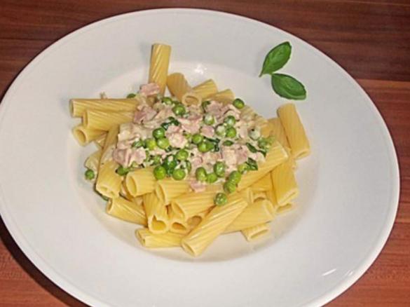 Variation von Käse-Sahne-Nudeln mit Speck und Champions