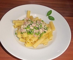 Variation von Käse-Sahne-Nudeln mit Speck und Champions