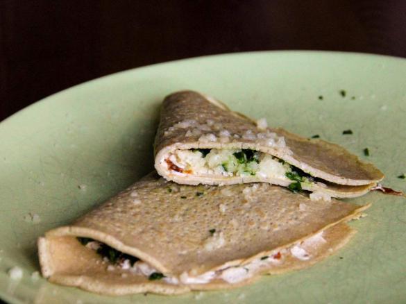Buchweizencrêpes mit Zweierlei-Käsefüllung