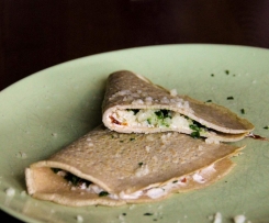 Buchweizencrêpes mit Zweierlei-Käsefüllung