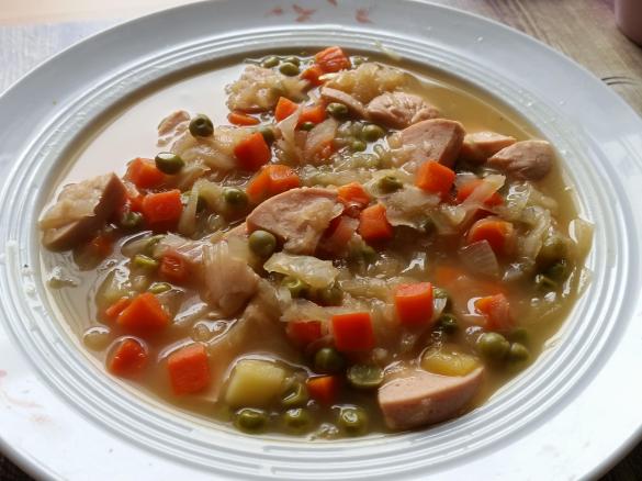Sauerkraut Suppe mit Gemüse und Würstchen