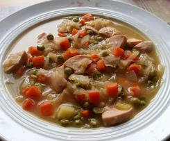 Sauerkraut Suppe mit Gemüse und Würstchen