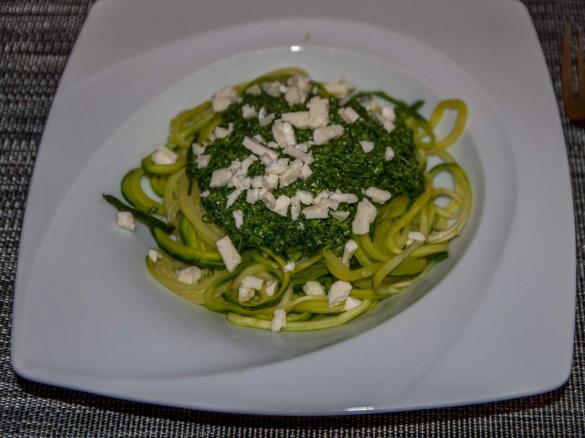 Low Carb Gemüsenudeln mit Spinat-Feta-Pesto