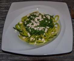 Low Carb Gemüsenudeln mit Spinat-Feta-Pesto