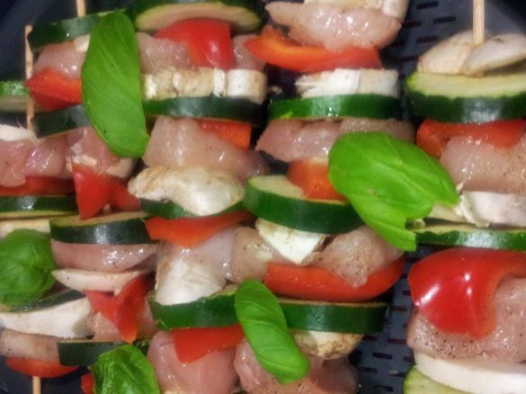 Hähnchen gemüsespieße mit Reis und Basilikumsoße 