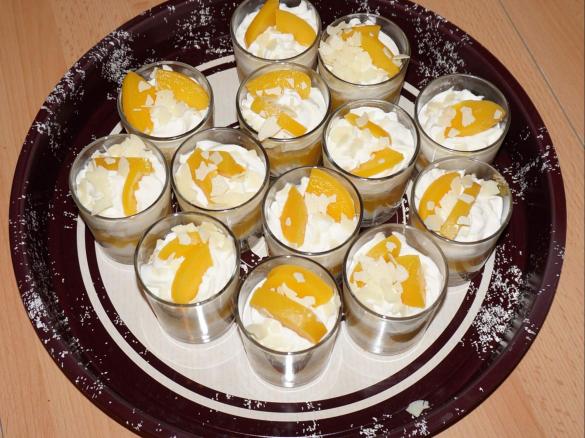 Joghurt-Schmand-Dessert mit Pfirsichen