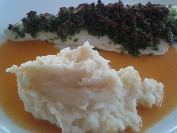 Zanderfilet oder Wolfsbarschfilet mit Kräuterkruste, Sellerie-Kartoffel-Stampf und Paprikasoße