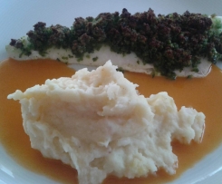 Zanderfilet oder Wolfsbarschfilet mit Kräuterkruste, Sellerie-Kartoffel-Stampf und Paprikasoße
