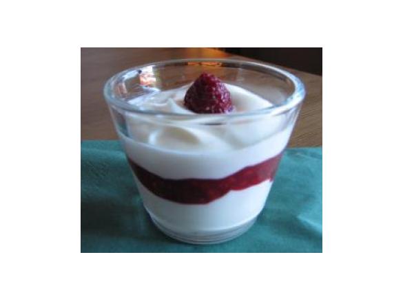 Himbeer-Schicht-Dessert mit weißer Schokolade