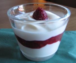 Himbeer-Schicht-Dessert mit weißer Schokolade