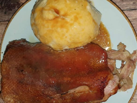 Hefeklösse, Hefekloß im Varoma gegart zu Gänsebrust oder Gulasch