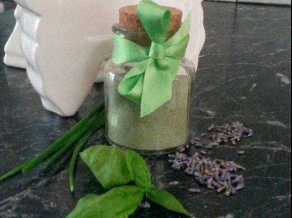 Mediterranes Kräutersalz mit Bärlauch und Lavendblüten