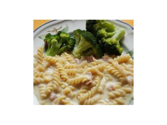 All-In Käse-Rahmnudeln mit Schinken und Broccoli