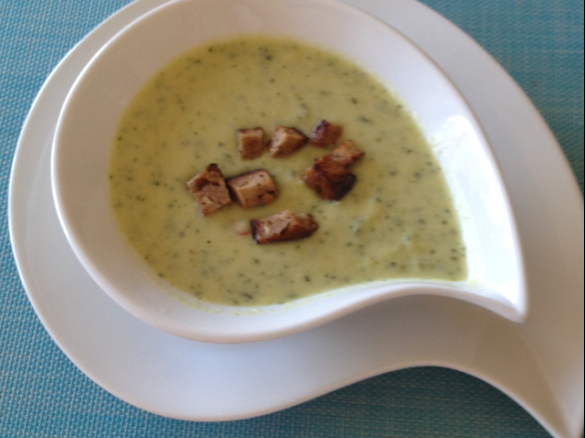 Zucchini-Kokos-Suppe mit Croutons