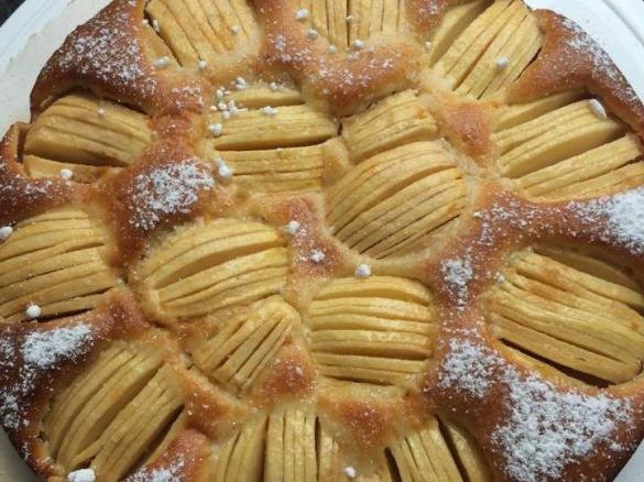 versunkener Apfelkuchen mit Joghurt und einem Hauch Zitrone