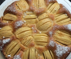 versunkener Apfelkuchen mit Joghurt und einem Hauch Zitrone
