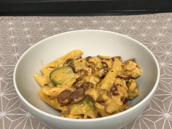 Pikante Pasta mit Kabanossi und Rosenkohl