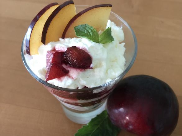Pflaumen mit Mascarpone-Tonka-Creme