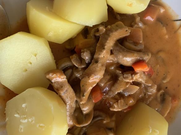 Gyros mit Metaxa-Soße und Kartoffeln