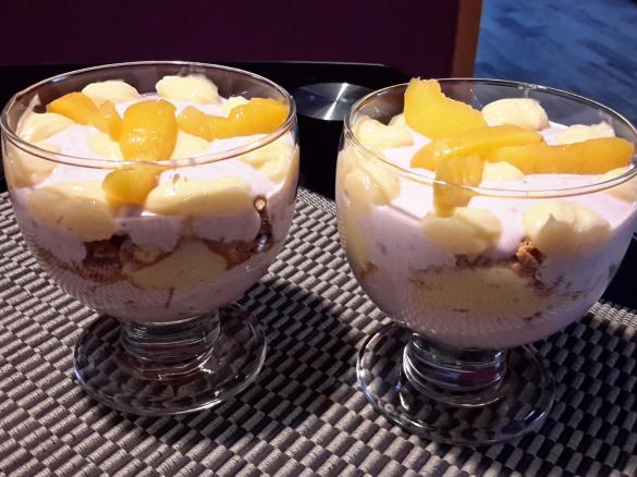 Wild Preiselbeeren mit Quark  trifft Vanille Creme und Pfirsich