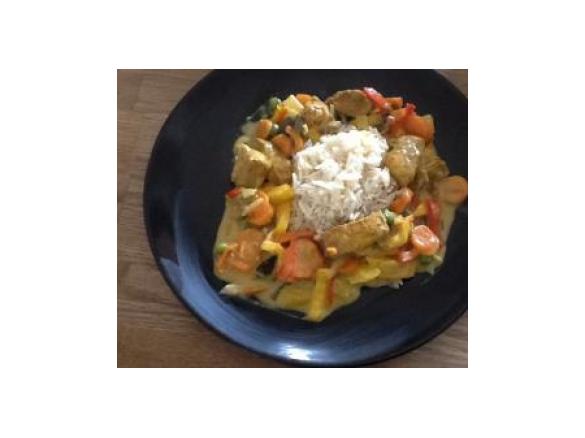 Variation von Kokos-Hähnchen mit Gemüse und Reis