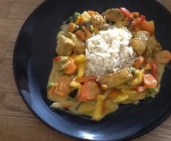 Variation von Kokos-Hähnchen mit Gemüse und Reis