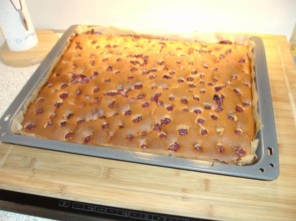 Versunkene Kirschen - schneller Kirsch-Marzipan-Blechkuchen