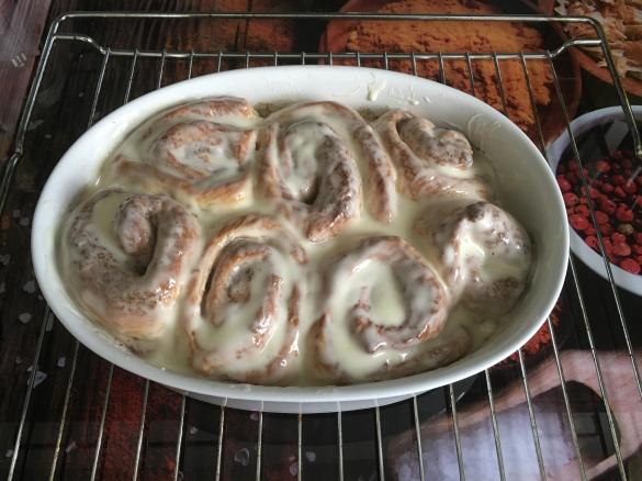 Zimtschnecken mit Frischkäse-Frosting (mit Trockenhefe)