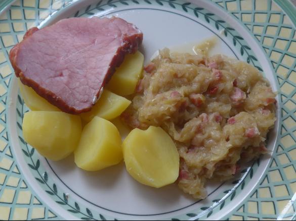 Sauerkraut mit Kassler und Kartoffeln
