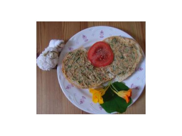 Wildkräuterbutter von der Wiese