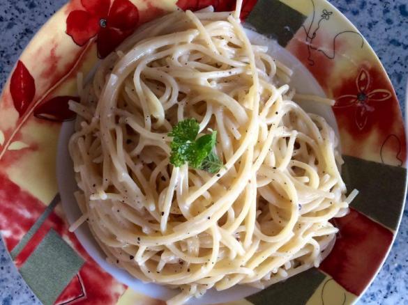 Spaghetti cacio e pepe alla Carmella / Spaghetti mit Käse und Pfeffer