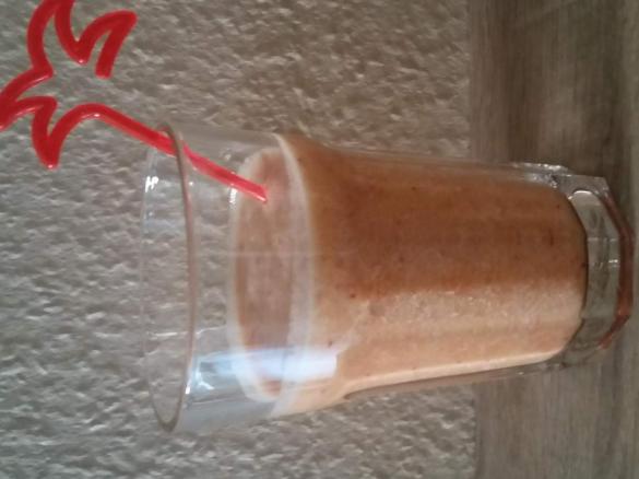 Bananen-Nektarinen Smoothie mit Cocos-Ananassaft