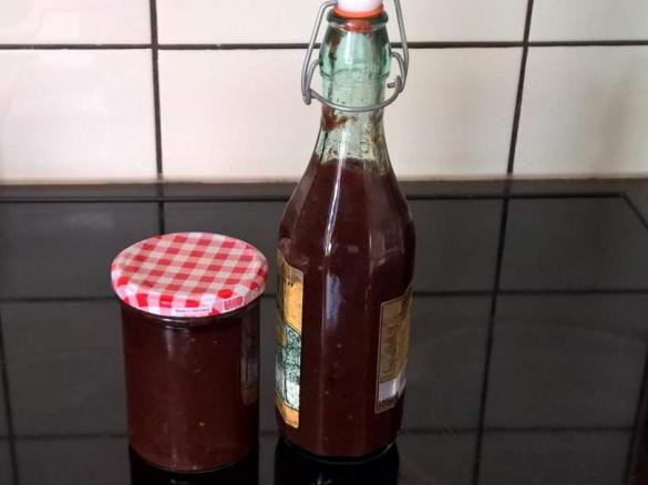 Tomaten-Ketchup mit Kirschen