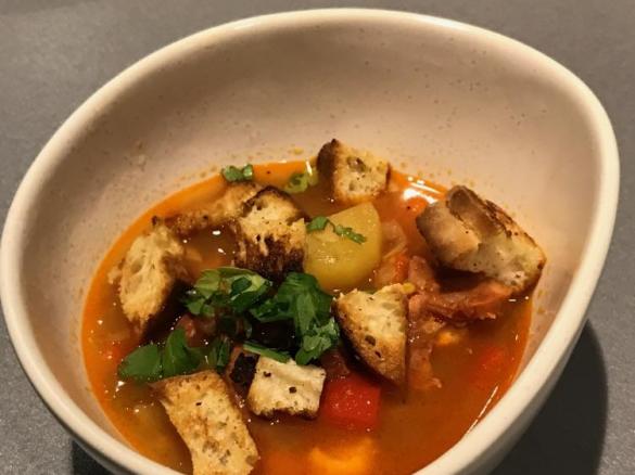 Spanischer Kichererbseneintopf mit Chorizio