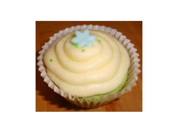 Key Lime Coconut Cupcakes mit weißem Schokoladen Frosting