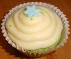 Key Lime Coconut Cupcakes mit weißem Schokoladen Frosting