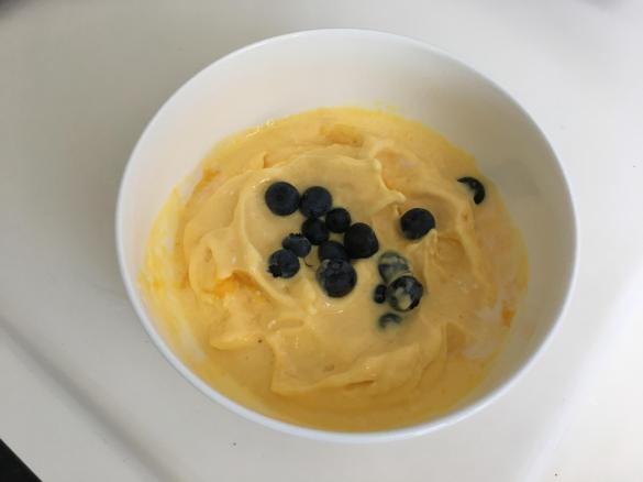 Mango Eis, oder Eis aus gefrorenen Früchten