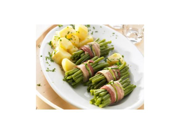 Grüne Bohnenwickel und Kartoffeln (Green bean bundles and potatoes (Fagots de haricots verts)