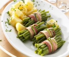 Grüne Bohnenwickel und Kartoffeln (Green bean bundles and potatoes (Fagots de haricots verts)