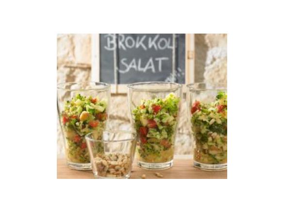 Variation von Brokkolisalat mit Pinienkernen