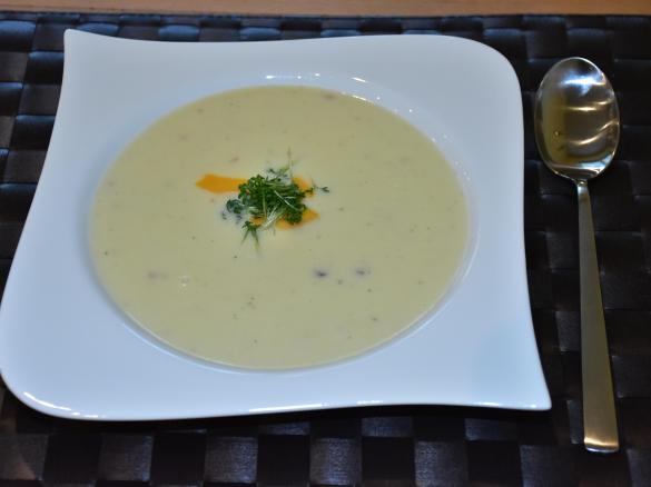 Kartoffelsuppe Cheddarkäse und Speckwürfel
